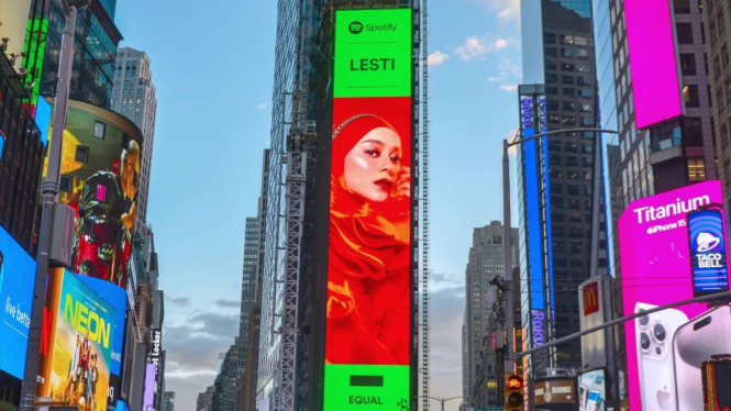 Lesti Kejora di Times Square New York.