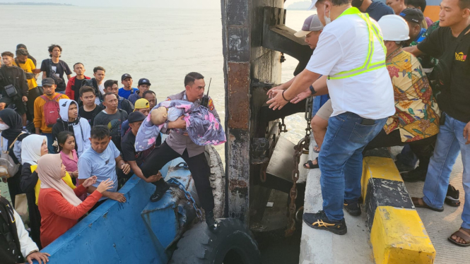 Petugas evakuasi 200  penumpang Kapal Tranship 1 yang terbakar di Bakauheni, Lampung 