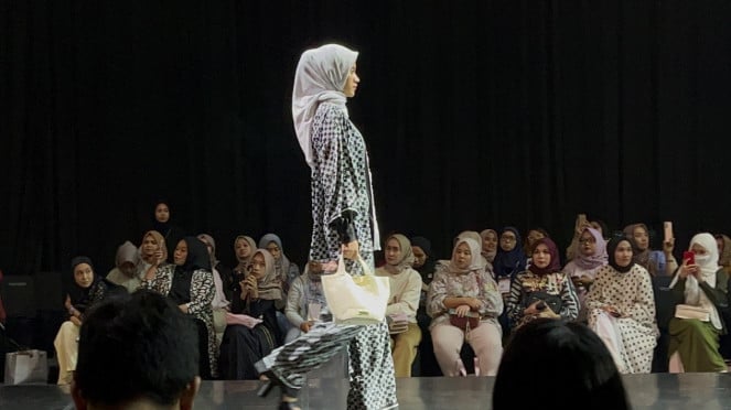 Koleksi Ivan Gunawan di catwalk JMFW 2024