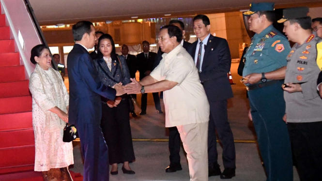 Prabowo Subianto Sambut Kepulangan Presiden Jokowi Dari Tiongkok dan Arab Saudi