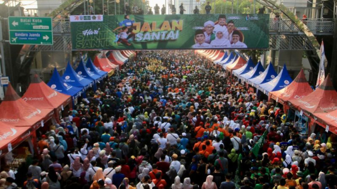 Ratusan ribu orang ikuti jalan sehat Hari Santri Nasional (HSN) di Surabaya.  