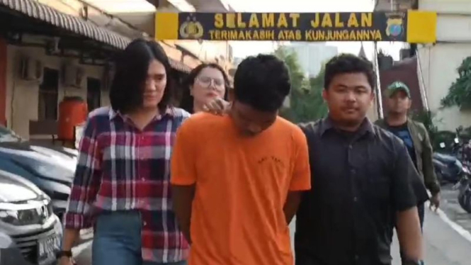 R, pelaku pemerkosaan mahasiswi di Deliserdang saat diamankan Polrestabes Medan.