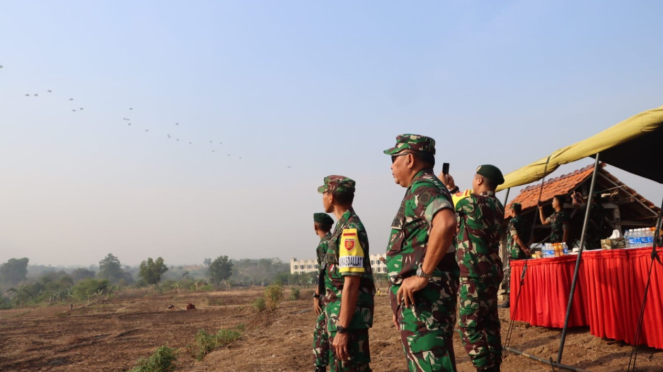 VIVA Militer: Penerjunan prajurit Yonif PR 305 Tengkorak