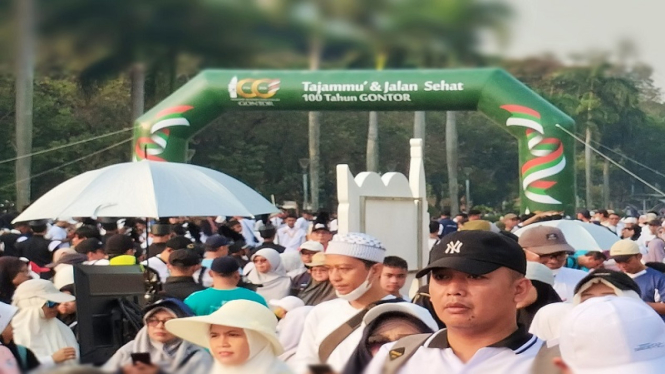 Acara jalan sehat dan tajamuk memperingati 100 tahun Gontor di Monas, Jakarta