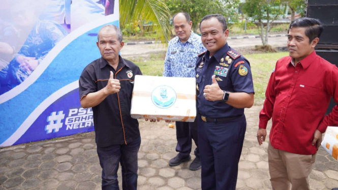 Dirjen PSDKP Adin Nurawaluddin saat menyalurkan produk ikan ke warga