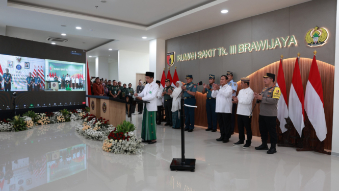 Didampingi Prabowo, Jokowi resmikan 2 RS TNI di Surabaya