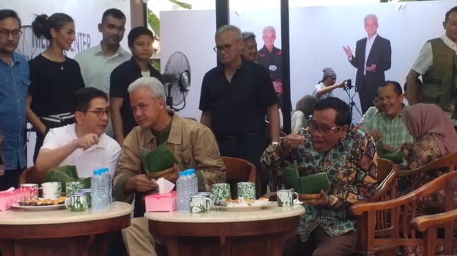 Ganjar-Mahfud MD dan tim pemenangan minum jamu dan makan pecel di Media Center.