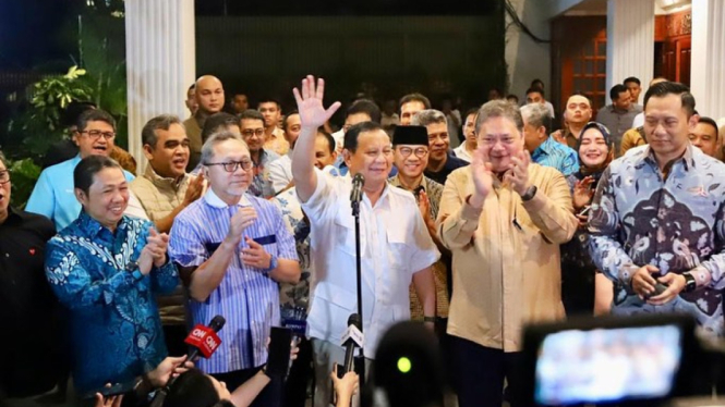Prabowo Subianto dan para Ketum Partai KIM saat deklarasi Gibran jadi Cawapres.