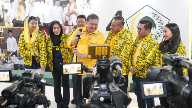 Ketua DPD Golkar Malut Alien Mus (dua dari kiri) dan Ketum Airlangga Hartarto.