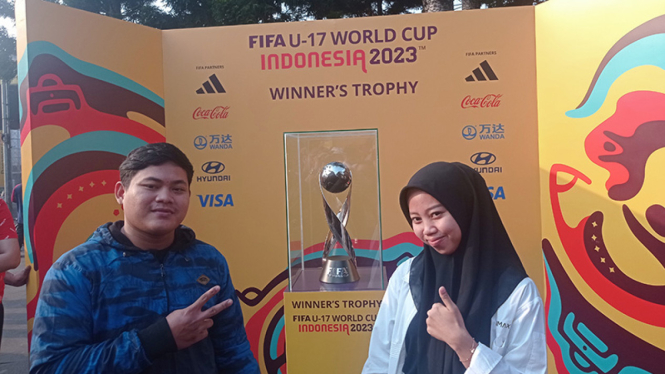 Warga Bandung berpose di depan trofi Piala Dunia U-17