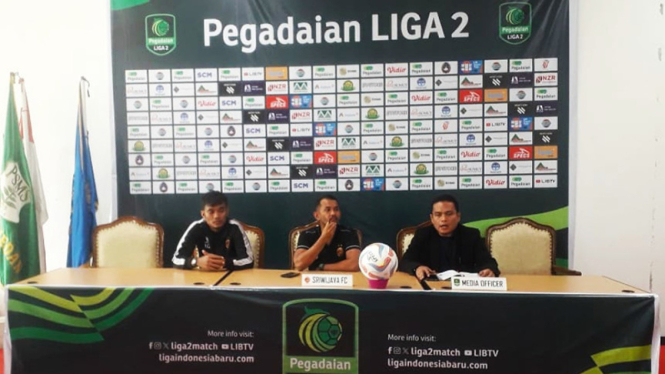 Pelatih Kepala Sriwijaya FC, Muhammad Yusuf Prasetiyo saat jumpa pers (tengah)