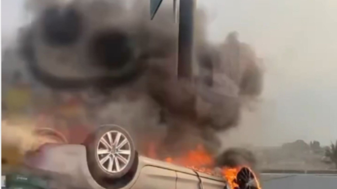 Kecelakaan di Tol Layang Becakayu, mobil terbalik dan terbakar