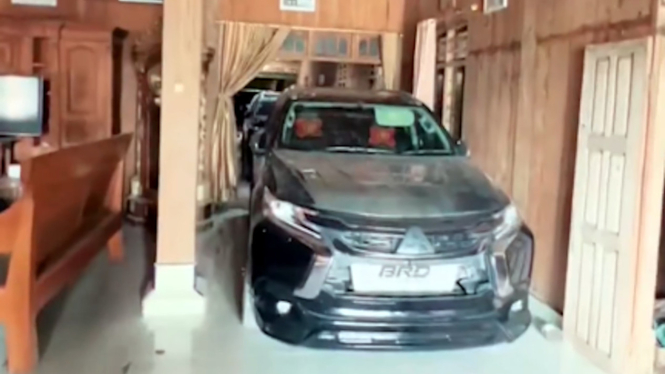 VIVA Otomotif: Mitsubishi Pajero Sport diparkir di rumah kayu