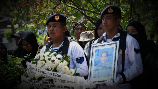 VIVA Militer: Prosesi pemakaman militer jenazah Serda Achmad Sopian 