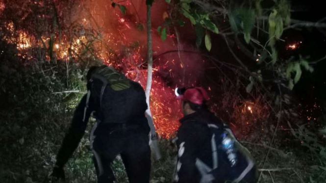 Petugas berusaha memadamkan api yang membakar kawasan Gunung Arjuno di Jawa Timur pada Minggu hingga Senin, 22-23 Oktober 2023.