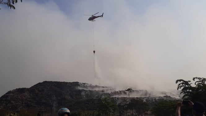 Helikopter water booming diterjunkan padamkan kebakaran TPA Rawa Kucing, Tangerang 