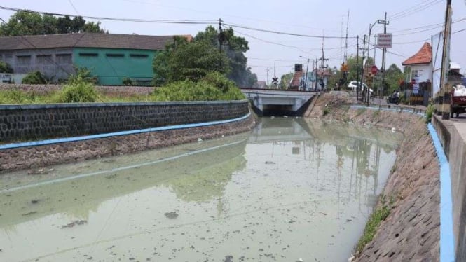 Sungai Rejoso yang berubah warna diduga tercemar limbah pabrik tahu, di Jombang.