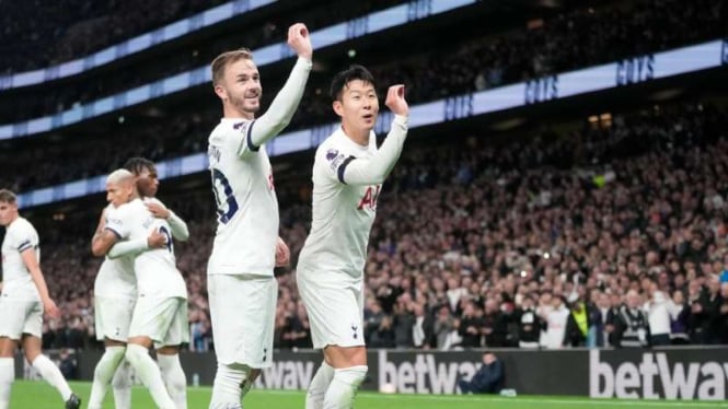 Pemain Tottenham Hotpur Son Heung-min dan James Maddison rayakan gol
