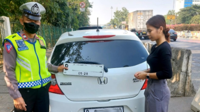 VIVA Otomotif: Polda Metro Jaya menindak pengemudi yang pasang pelat nomor palsu