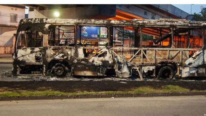 Bus yang dibakar oleh gangster di Brasil