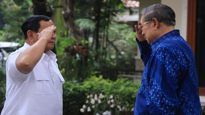 Saat sebelum daftar ke KPU, Prabowo Subianto  sempatkan temui SBY di Cikeas, Bogor.