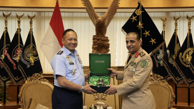 VIVA Militer: KSAU Marsekal TNI Fadjar Prasetyo bersama Athan Arab Saudi