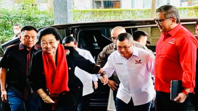 MegawatI Soekarnoputri bersama TPN hendak mau rapat.