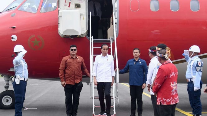 Presiden Jokowi saat akan meresmikan pengoperasian Bandara Mentawai