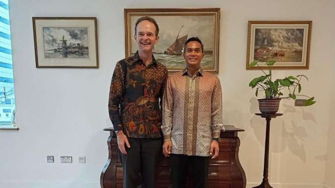 Komisaris Utama VKTR, Anindya N. Bakrie bertemu dengan Duta Besar Inggris untuk Indonesia, Dominic Jermey CVO.