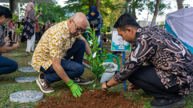 Direktur Utama PT BKI, Arisudono Soerono saat ikut aksi tanam pohon.