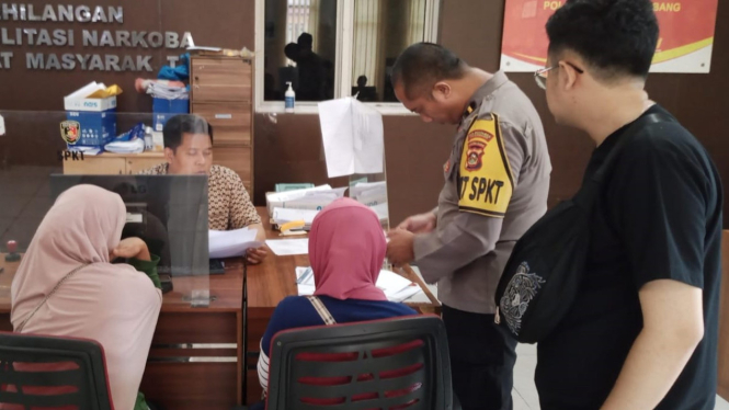 Wanita di Palembang melaporkan karena ditipu ratusan juta oleh oknum polisi. 