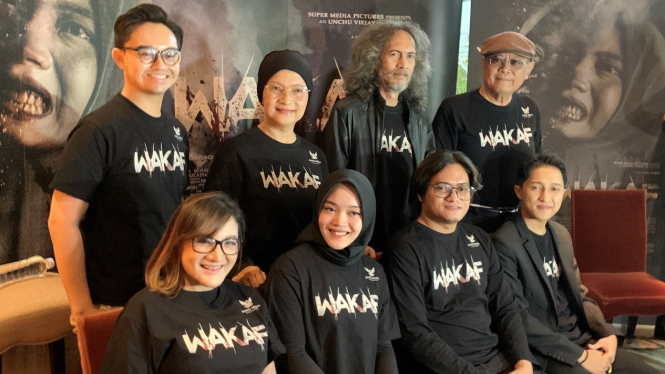 Cast Film Wakaf, Putri Delina (tengah)