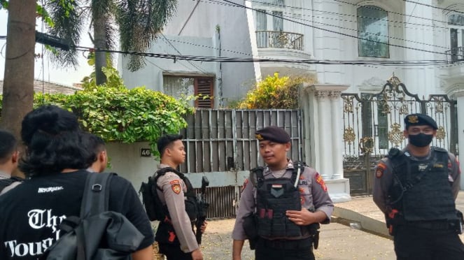 Rumah Firli Bahuri di Kertanegara (gambar sebelah kiri), digeledah polisi.