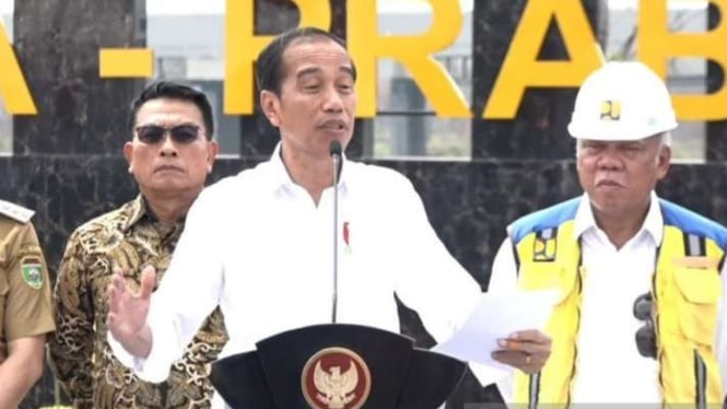 Presiden RI Joko Widodo meresmikan Jalan Tol Indralaya-Prabumulih di Sumatra Selatan yang disaksikan melalui tayangan video di Jakarta, Kamis, 26 Oktober 2023.