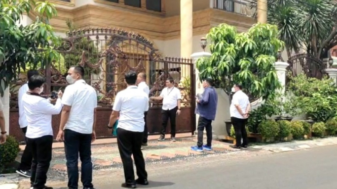 Rumah Ketua KPK Firli Bahuri di Bekasi digeledah polisi