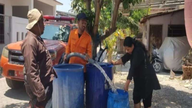 Petugas BPBD Kota Semarang melaksanakan kegiatan droping air bersih.