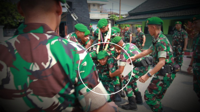 VIVA Militer: Letkol Dedyk panggul Pratu Ricard