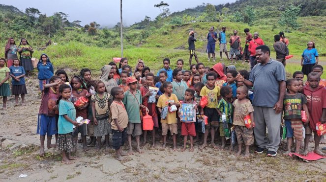 Anak-anak di Papua menerima bantuan dari Kemensos di tengah bencana kelaparan