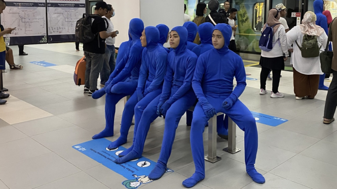 Sejumlah orang berkostum biru di CFD.