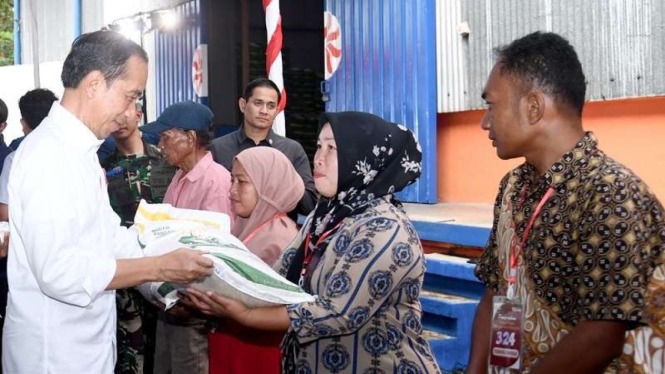 Presiden Jokowi menyerahkan bantuan beras kepada keluarga penerima manfaat (KPM)