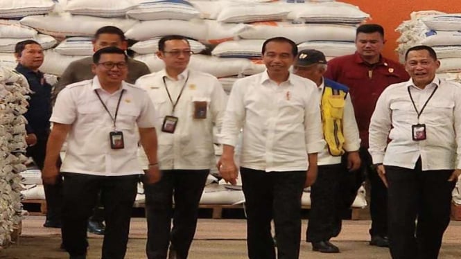Presiden Jokowi meninjau Gudang Bulog Sukamaju di Palembang, Sumatera Selatan