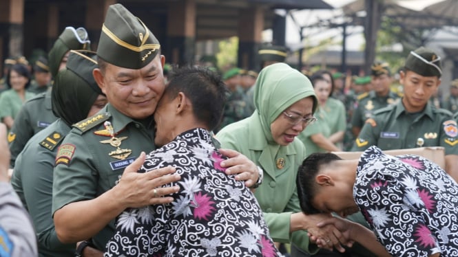 VIVA Militer: Jenderal TNI Dudung Abdurachman berpamitan dengan warga Mabesad