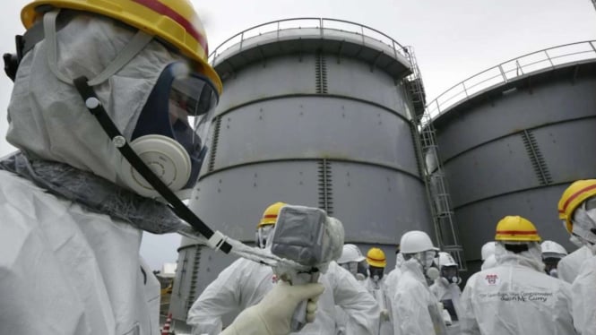 Pekerja di pabrik pembuangan limbah nuklir Fukushima. Jepang