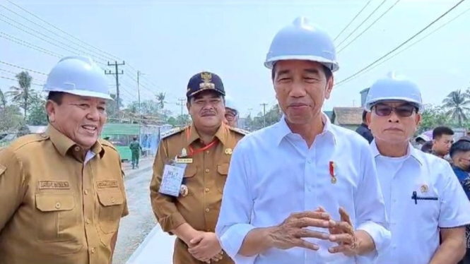 Presiden Jokowi meninjau jalan di Lampung Tengah