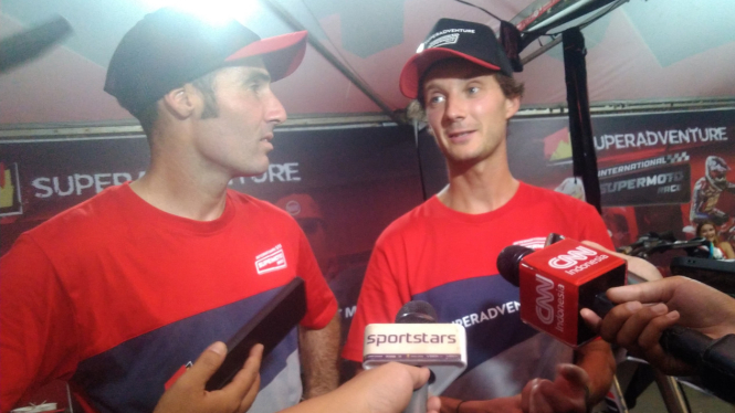 Dua pembalap supermoto kelas dunia, Germain Vincenot dan Sylvain Bidart