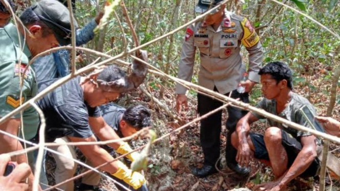 Kerangka Remaja yang tengah dievakuasi polisi di Hutan Buton Tengah, Sultra.