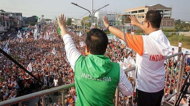 Anies Baswedan-Muhaimin Iskandar menggelar senam pagi dan Jalan sehat di Depok