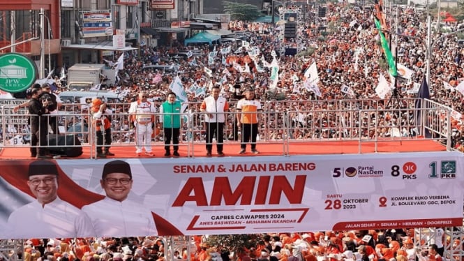 Bakal capres-cawapres Anies Baswedan-Cak Imin menyapa warga Depok, Jawa Barat