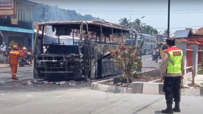 Bus pariwisata terbakar di jalan raya Subang arah Lembang Bandung
