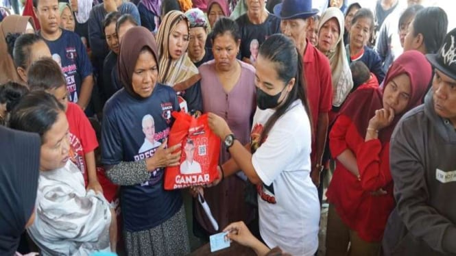 Sahabat Ganjar gelar bazar murah di Indramayu, Jabar.